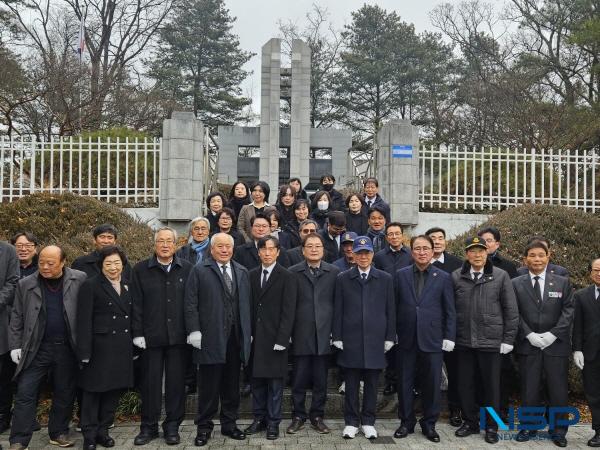 NSP통신-지난 6일 경상북도 보훈단체협의회가 회원들과 예천군 인사들이 함께 남산에 자리한 충혼탑에서 국가를 위해 희생·헌신하신 분들의 넋을 기리기 위한 합동 참배를 거행 후 사진 촬영을 진행했다. (사진 = 예천군)