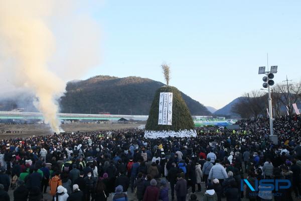 NSP통신-청도군은 오는 24일 청도천 둔치에서 정월대보름 민속한마당 행사를 개최한다고 밝혔다. 지난 행사 모습 (사진 = 청도군)