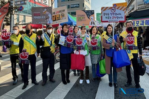 NSP통신-상주시보건소는 설 명절을 앞두고 전통시장에서 금연 캠페인을 펼쳤다. (사진 = 상주시)