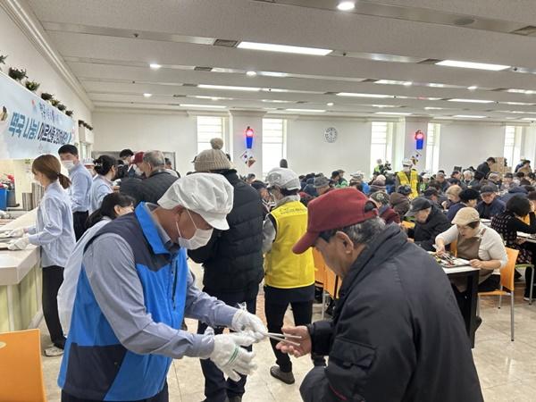 NSP통신-설맞이 어르신 떡국 나눔 행사 모습 (사진 = 파주시)