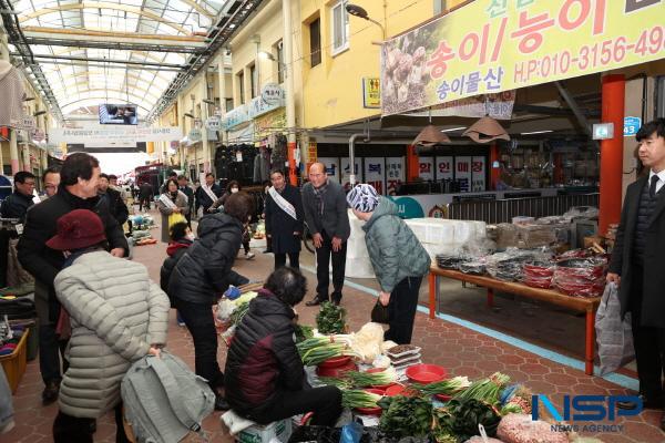 NSP통신-상주시는 설 명절을 앞두고 경기침체로 어려움을 겪고 있는 전통시장 상인들의 사기 진작과 내수경기 활성화를 위해 지난 7일 전통시장 장보기 행사를 진행했다. (사진 = 상주시)