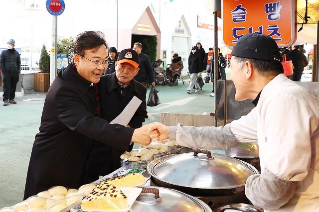 NSP통신-8일 김성제 의왕시장이 의왕도깨비시장을 방문해 전통시장 활성화를 위한 장보기 행사를 진행하고 있다. (사진 = 의왕시)