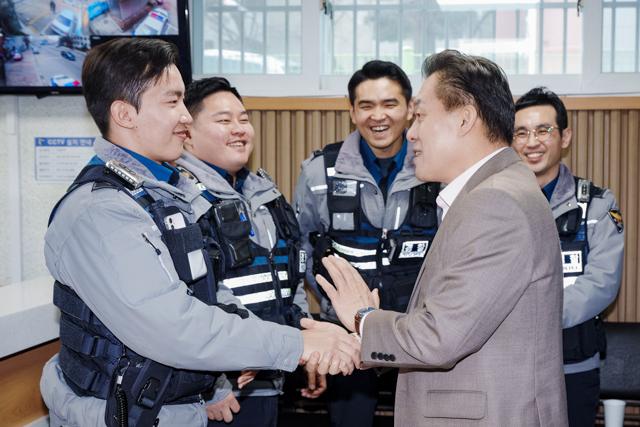 NSP통신-10일 이재준 수원시장(오른쪽)이 수원남부경찰서 인계지구대를 찾아 근무자들을 격려하는 모습. (사진 = 수원시)