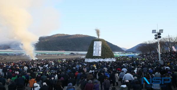 NSP통신-청도군은 오는 24일 청도천 둔치에서 정월대보름 민속한마당 행사를 개최한다고 밝혔다. 지난해 행사 모습 (사진 = 청도군)