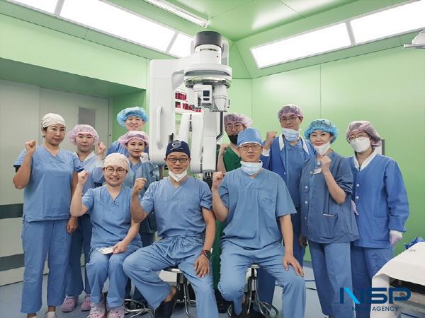 NSP통신-영남대병원 비뇨의학과 고영휘 교수는 세계 최초로 단일공 로봇수술기 다빈치 SP를 이용해 양측 신장암에 동시 부분 신장절제술을 시행, 완치를 이끈 사례를 SCOPUS 및 ESCI 학술지인 JYMS(Journal of Yeungnam Medical Science) 2024년 1월호에 게재했다고 13일 밝혔다. 앞줄 가운데가 고영희 교수 (사진 = 영남대학교병원)