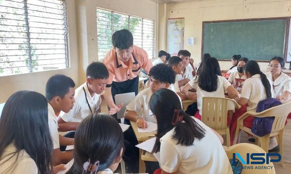 NSP통신-대구대학교 사범대학 학생들이 필리핀 현지 고등학교에서 해외 학교현장실습(교생실습)을 하며 예비교사로서 글로벌 역량을 높이고 있다. 해외 학교현장실습에 참가한 한 대구대 실습생이 학생토론 수업을 지도하는 사진 (사진 = 대구대학교)
