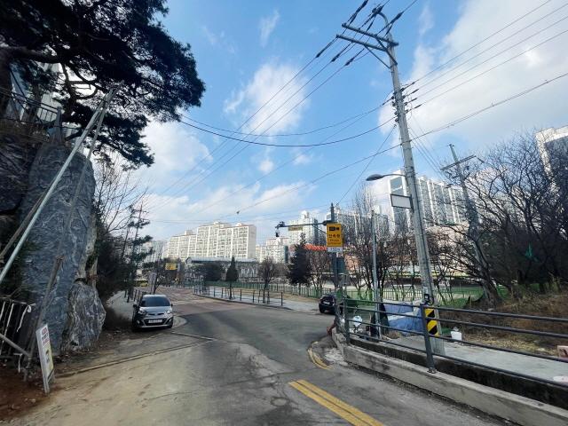 NSP통신-2025년 전선지중화 사업 착공이 계획된 상현초등학교 삼거리 인근 모습. (사진 = 용인특례시)