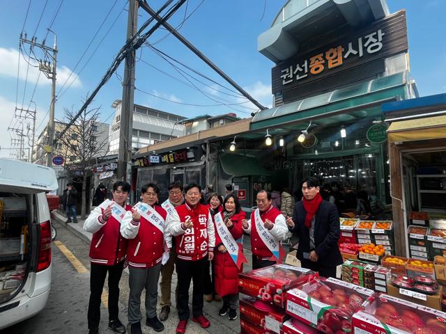 NSP통신-박재순 국민의힘 수원무 국회의원 예비후보(왼쪽에서 세번째)가 권선 종합 시장을 방문한 모습. (사진 = 박재순 선거사무소)