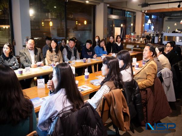 NSP통신-구미시는 지역자원 활용으로 새로운 가치를 창출하고 골목상권을 활성화하기 위해 로컬 크리에이터(지역 가치 창출가)를 지난해에 이어 올해도 모집한다. 로컬크리에이터 성과공유회 모습 (사진 = 구미시)