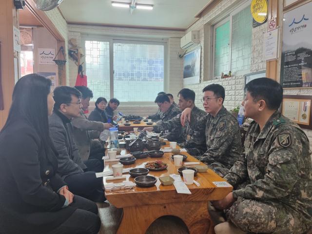 NSP통신-14일 오산시와 육군 제168여단 1대대 관계자들이 대화를 하는 모습. (사진 = 오산시)