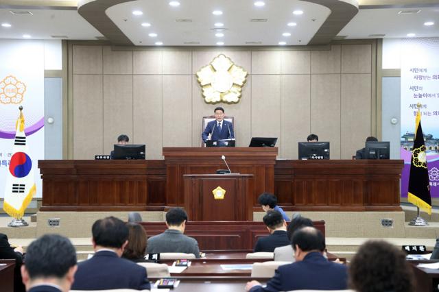 NSP통신-15일 김기정 수원시의회 의장(가운데)이 발언을 하고 있다. (사진 = 수원시의회)