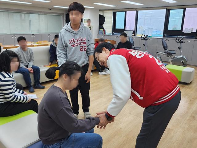 -15일 방문규 국민의힘 수원병 국회의원 후보가 장애인주간보호시설을 방문해 장애인들을 격려하는 모습 사진 방문규선거사무소