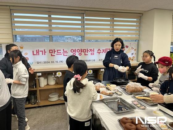 NSP통신-장수군 드림스타트 아동들이 여성‧청소년문화센터 요리실습실에서 내가 만드는 영양만점 수제간식 만들기 체험을 하고 있다. (사진 = 장수군)