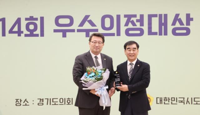 NSP통신-염종현 경기도의회 의장이 제14회 대한민국시도의회의장협의회가 주관한 우수의정대상 시상식에서 우수의정대상을 수상한 임광현 경기도의원(왼쪽)과 기념촬영을 하고 있다. (사진 = 경기도의회)