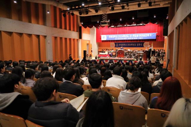 NSP통신-19일 안양대 아름다운리더홀에서 열린 2024학년도 안양대학교 신입생 입학식 및 아리비전학기 행사에서 박노준 총장이 환영사를 하고 있다. (사진 = 안양대학교)