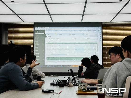 NSP통신-포스코플로우 직원들 FLOWer 시스템 시연 진행 (사진 = 포스코플로우)
