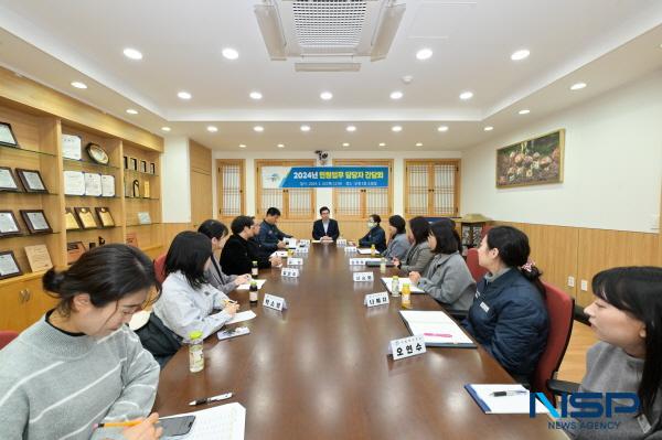 NSP통신-김광열 영덕군수는 일선에서 행정 서비스를 제공하는 민원담당 공무직들을 독려하고 현장의 다양한 의견을 수렴·공유하기 위해 지난 20일 청사 소담실에서 민원담당 공무원 소통 간담회 를 개최했다. (사진 = 영덕군)