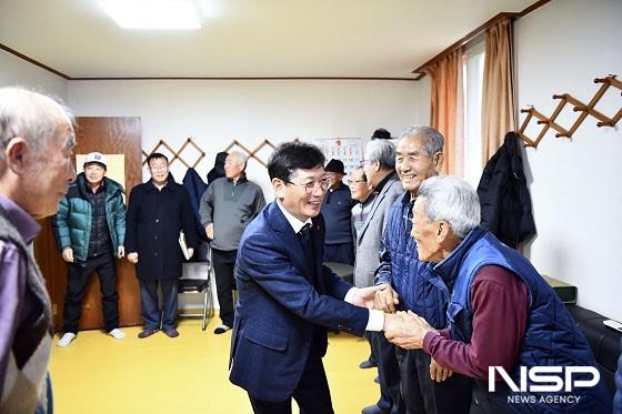 NSP통신-최훈식 장수군수가 무릎 수술을 받고 완치된 어르신을 찾아 격려하고 있다. (사진 = 장수군)