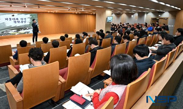 NSP통신-경상북도는 도청에서 김민석 정책실장, 정책기획관, 저출생과 전쟁본부 본부장, 관계부서 팀장 등 100여 명이 참석한 가운데 저출생 극복 전략구상 실행계획 수립을 위한 긴급회의 를 개최했다. (사진 = 경상북도)