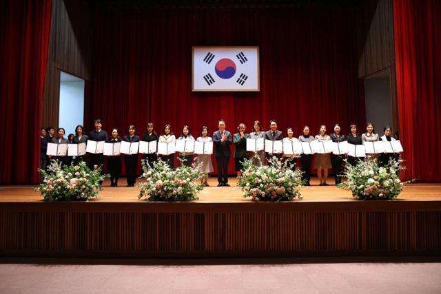 NSP통신-21일 임태희 경기도교육감이 신규 임명자들과 임명장 수여 축하 기념촬영을 하고 있다. (사진 = 경기도교육청)