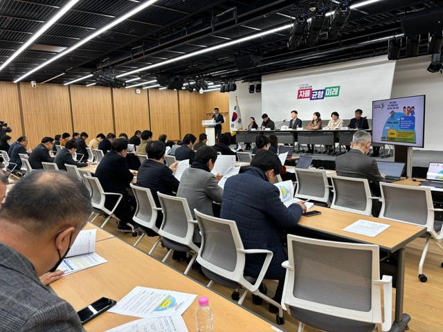 NSP통신-21일 경기도교육청 관계자가 학력향상 교육과정 운영 계획을 발표하고 있다. (사진 = 경기도교육청)