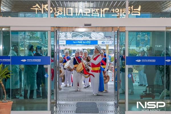 NSP통신-쌍봉동 풍물단이 여수시청에서 지신밟기를 하고 있다. (사진 = 여수시)