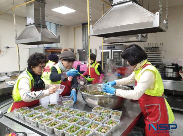 NSP통신-울릉군 자원봉사센터는 지난 22일 한마음회관 조리실에서 취약계층에게 전달할 밑반찬 요리 및 배달 봉사를 실시했다. (사진 = 울릉군)