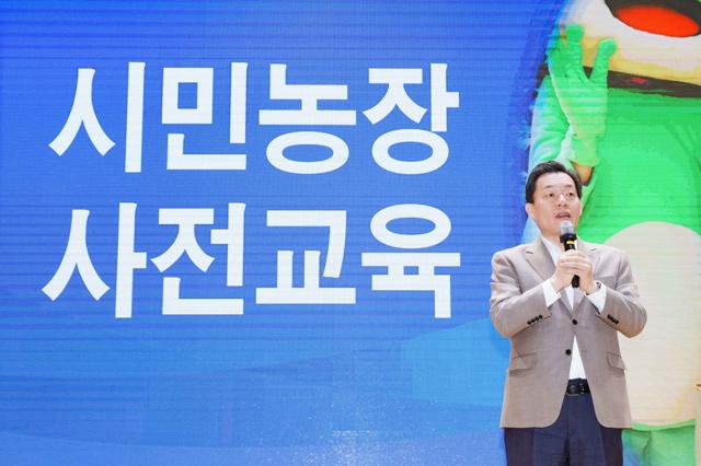 NSP통신-22일 시청 대강당에서 열린 2024년 시민농장 체험 텃밭 사전교육에서 이재준 수원시장이 인사말을 하고 있다. (사진 = 수원시)