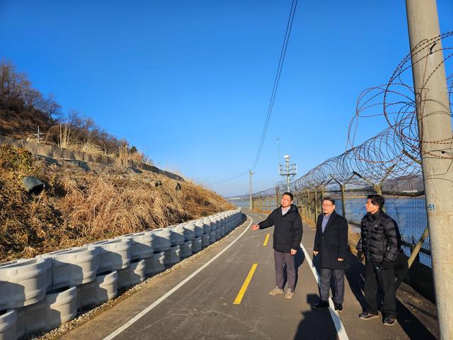 NSP통신-한강구간 2선 경계철책 철거 모습. (사진 = 김포시)