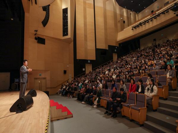 NSP통신-경상북도는 26일 경북도청 동락관에서 어린이집 보육 교직원, 영유아 부모님들과 영유아 발달에 관심 있는 도민 900여 명을 대상으로 영유아기 비인지역량 발달 특강 을 개최했다. (사진 = 경상북도)