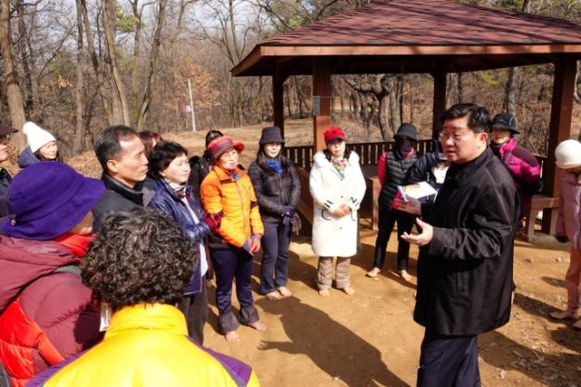 NSP통신-전해철 예비후보가 항가울산 일대 맨발 걷기 현장을 찾아 안산맨발학교 임정애 회장 및 회원들과 함께 간담회를 가졌다. (사진 = 전해철 예비후보)