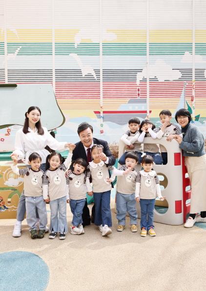 NSP통신-김성제 시장이 왕곡어린이집 교사 및 어린이들과 사진촬영을 하고 있다. (사진 = 의왕시)
