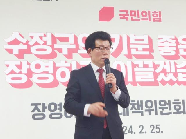 NSP통신-장영하 국힘 성남수정구 국회의원 후보가 25일 성남 수정구 태평동 선거사무소에서 열린 선대위 출범식에서 인사말을 하고 있다. (사진 = 장영하 후보 캠프)