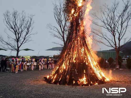 NSP통신-정월대보름 맞이 달집태우기 (사진 = 광양시청)