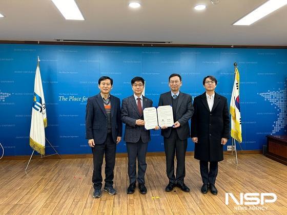 NSP통신-전주대학교가 26일 본관 4층 접견실에서 국방대학교와 상호 협력 강화를 위한 협약식을 갖고, 기념촬영을 하고 있다. 협약의 주요 내용은 ▲국방 관련 연구개발 및 협력 ▲인력 교류 등 공동 목적에 부합하는 내용을 포함하고 있다. (사진 = 전주대학교)