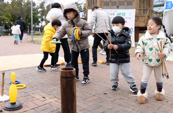 NSP통신-강진청자축제장에 마련된 놀이체험. (사진 = 강진군)
