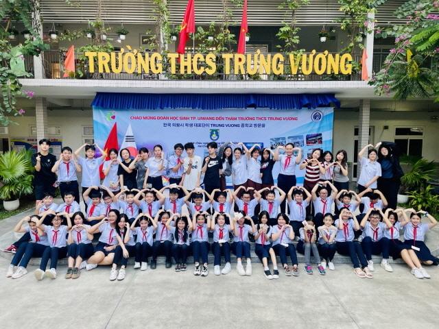 NSP통신-의왕시 2024년 베트남 학생 국제 문화교류 프로그램 단체 기념촬영 모습. (사진 = 의왕시)