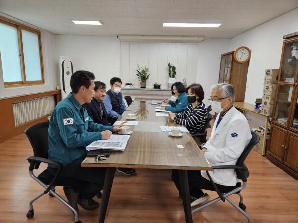 NSP통신-봉화군 관내 당직의료기관인 해성병원 현장점검 및 의료진 격려 (사진 = 봉화군)