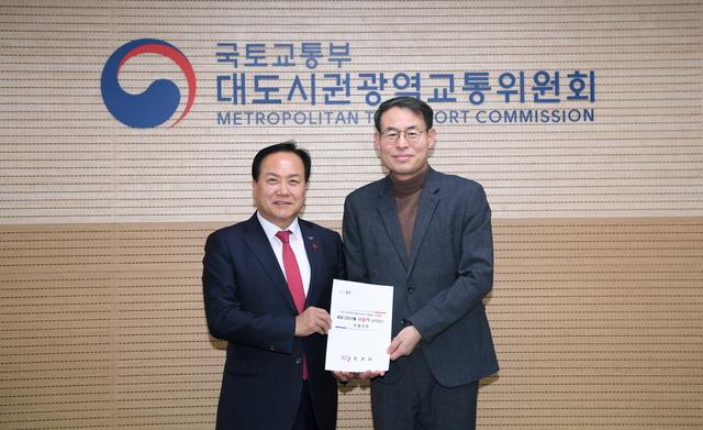 NSP통신-이권재 오산시장(왼쪽)과 강희업 대도시권광역교통위원회 위원장이 기념촬영을 하는 모습. (사진 = 오산시)