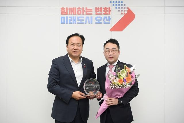 NSP통신-27일 이권재 오산시장(왼쪽)과 이웅규 오산청년회의소 회장이 기념촬영을 하는 모습. (사진 = 오산시)