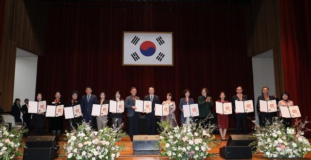 NSP통신-28일 임태희 경기도교육감(왼쪽 여덟번째)과 퇴직 교원들이 기념촬영을 하고 있다. (사진 = 경기도교육청)