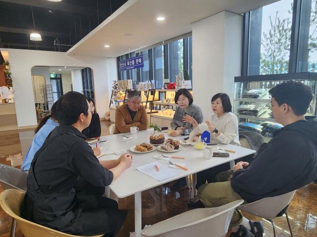NSP통신-28일 안산시가 안산 브랜드 빵 개발을 위해 협약업체들과 시제품 시식과 품평을 위한 간담회를 개최했다. (사진 = 안산시)