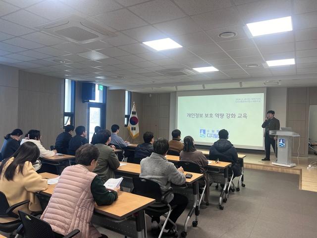 NSP통신-수원시 디지털정책과 담당자가 찾아가는 맞춤형 개인정보교육을 하는 모습. (사진 = 수원시)