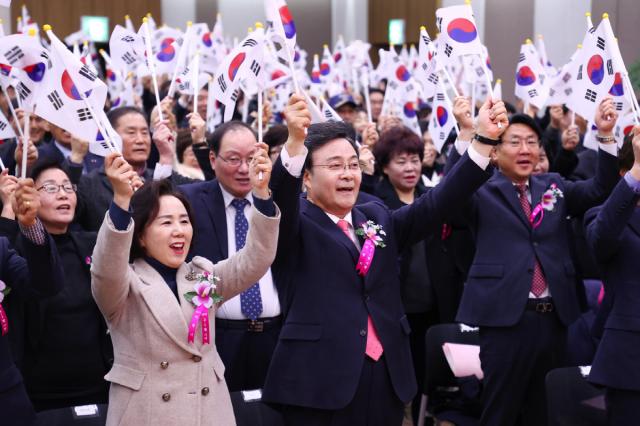 NSP통신-제105주년 3.1절 기념식에서 김성제 의왕시장을 비롯한 참석자들이 만세삼창을 부르고 있다. (사진 = 의왕시)