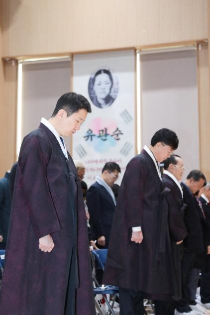 NSP통신-제105주년 3·1절 기념식에서 송바우나 안산시의장과 시의원 및 참석자들이 순국 선열과 호국 영령에 대한 묵념을 하고 있다. (사진 = 안산시의회)