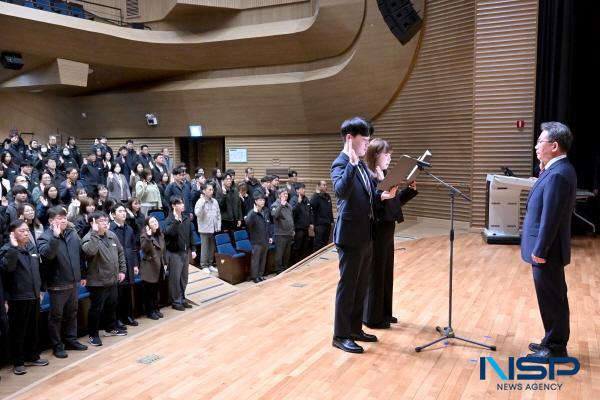 NSP통신-대구시 군위군은 4일 삼국유사교육문화회관에서 깨끗한 공직문화 조성과 청렴 실천 의지를 표명하는 청렴 결의대회를 실시했다. (사진 = 군위군)