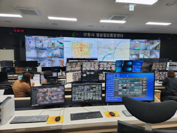 NSP통신-안동시 영상정보통합센터가 적극적인 CCTV 관제로 시민 생활안전과 범죄예방에 큰 역할을 하고 있다. (사진 = 안동시)