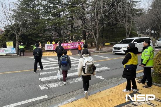NSP통신-어린이 보호구역 내 교통법규 준수 홍보를 위한 등굣길 안전 합동 캠페인 (사진 = 광양시청)