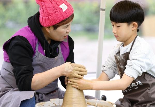 NSP통신-강진청자축제 물레성형 체험. (사진 = 강진군)