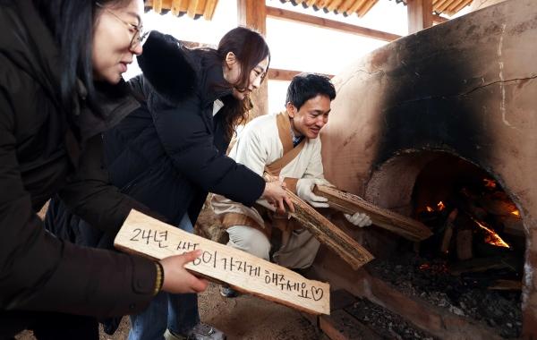 NSP통신-강진청자축제 화목소원 태우기. (사진 = 강진군)